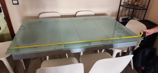 Mesa Comedor Cristal y Sillas Blancas