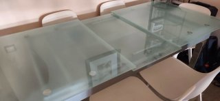 Mesa Comedor Cristal y Sillas Blancas