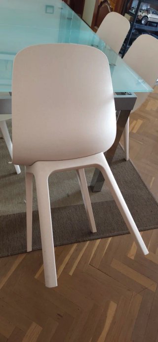 Mesa Comedor Cristal y Sillas Blancas