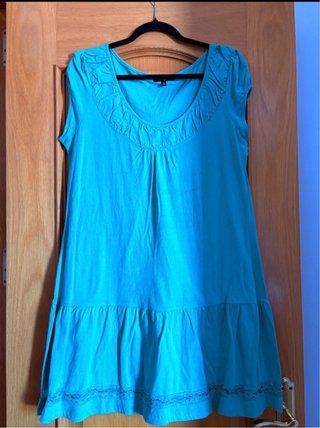 Vestido azul claro con encaje
