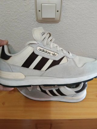 Zapatillas Adidas ZX Beige y negro