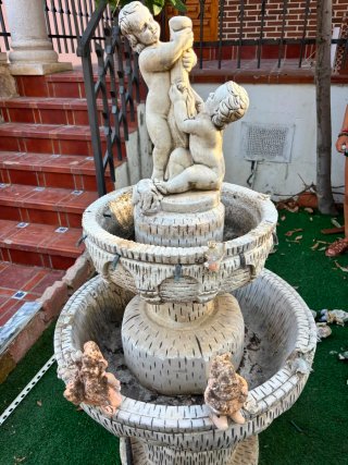 Fuente de jardín con figuras de niños