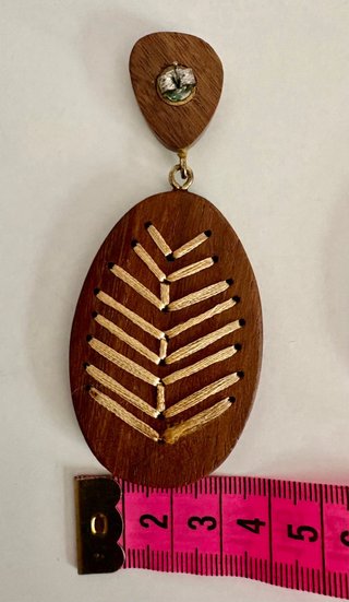Pendientes largos madera bordados