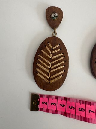 Pendientes largos madera bordados