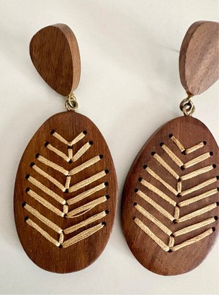 Pendientes largos madera bordados