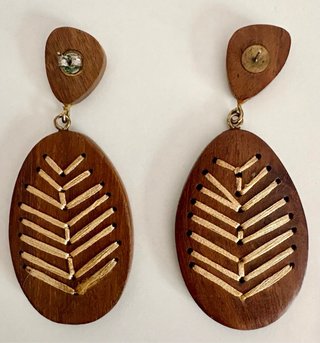 Pendientes largos madera bordados