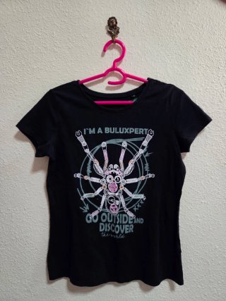 Camisetas Negras con Diseños Gráficos