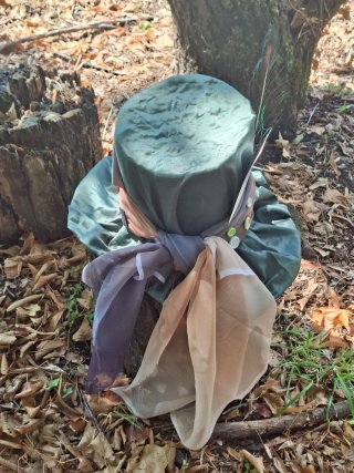 Cappello verde con nastro organza