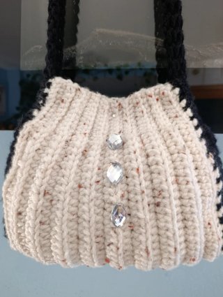 Bolso tejido beige y negro hecho a mano