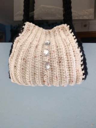 Bolso tejido beige y negro hecho a mano