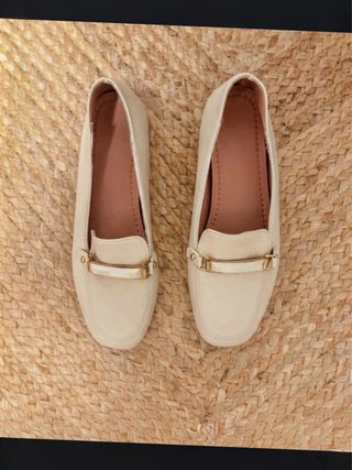 Mocasines beige con detalle dorado