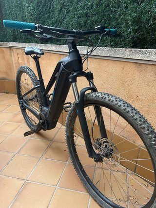 Bicicleta Eléctrica Cube Negra