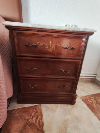 Cómoda de madera con espejo