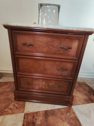 Cómoda de madera con espejo