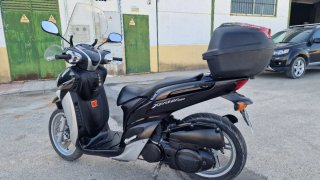 Yamaha Xenter 125 Scooter Negra y Plata