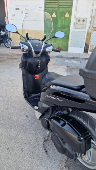 Yamaha Xenter 125 Scooter Negra y Plata