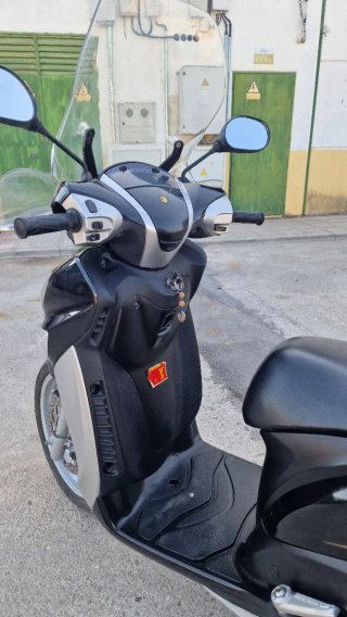 Yamaha Xenter 125 Scooter Negra y Plata