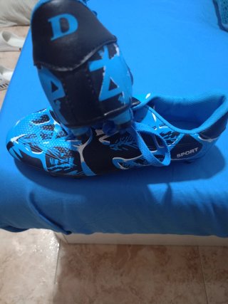 Botas de fútbol azules y negras