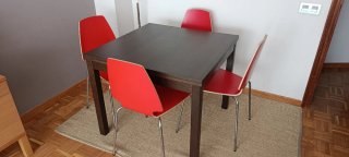 Mesa comedor extensible + 4 sillas rojas