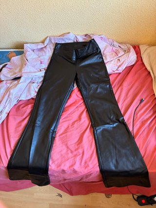 Pantalón efecto piel Stradivarius