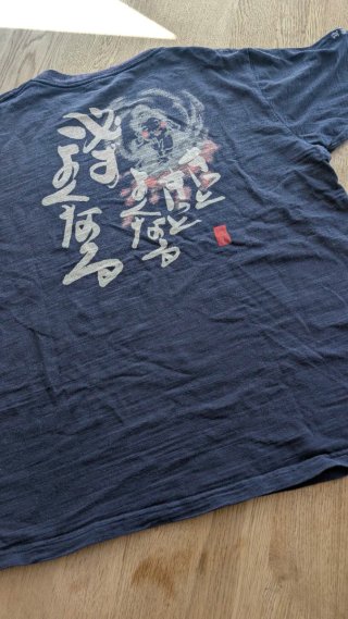 Camiseta japonesa azul