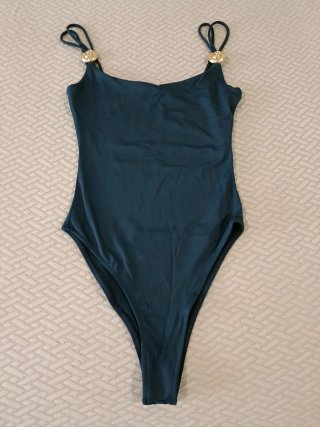 Traje de baño verde con adornos dorados