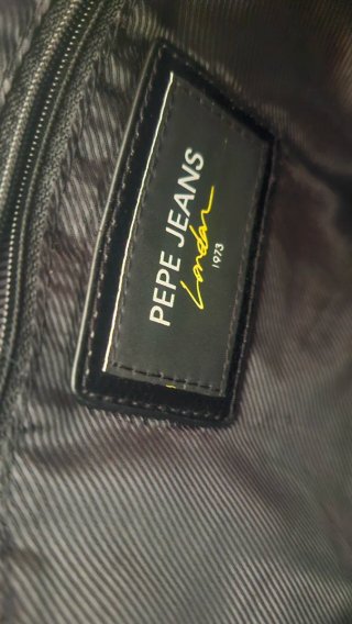 Bolso Pepe Jeans negro con llavero