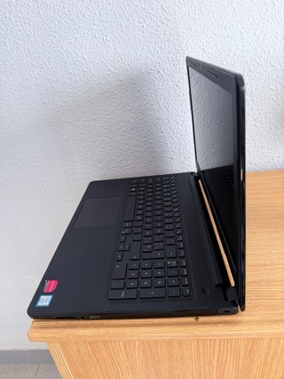 Portátil Dell 15.6 i7 gen 8 Radeon 520 SSD 700GB