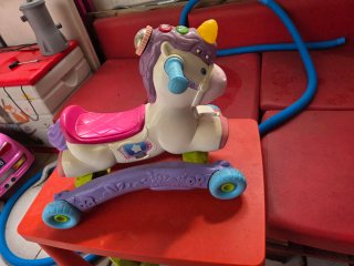 Correpasillos y balancín unicornio Vtech
