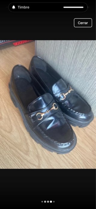 Zapatos negros mocasines con hebilla dorada