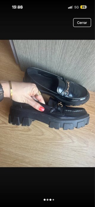 Zapatos negros mocasines con hebilla dorada