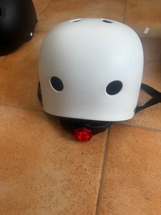 Casco patinete/bicicleta blanco y plateado 5e piez