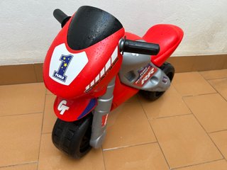 Moto de juguete infantil roja y gris