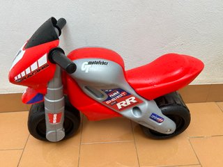 Moto de juguete infantil roja y gris