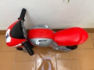 Moto de juguete infantil roja y gris