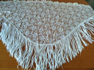 Mantilla de encaje blanco con flecos