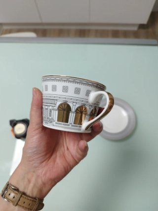 Taza y plato de porcelana dorada