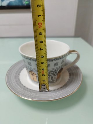 Taza y plato de porcelana dorada