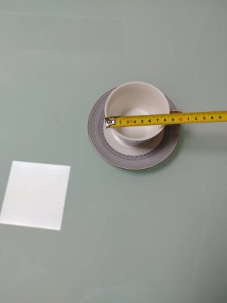 Taza y plato de porcelana dorada