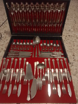 Cubertería de metal y madera