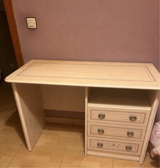 Escritorio beige con cajones