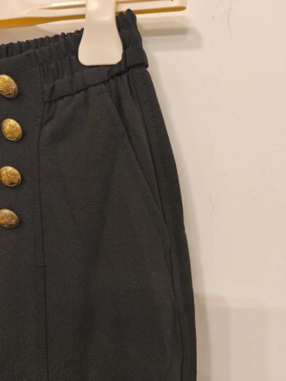 Pantaloni neri Bershka con bottoni dorati