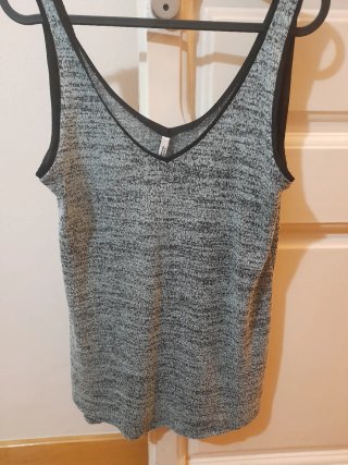 Camiseta tirantes punto gris de tirantes.