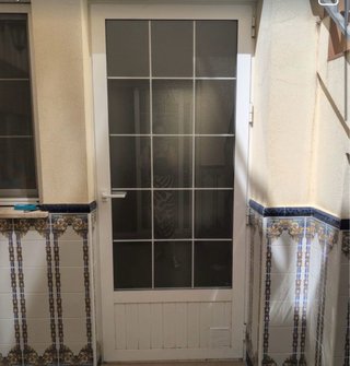 Puerta de patio blanca con cristal sin marco