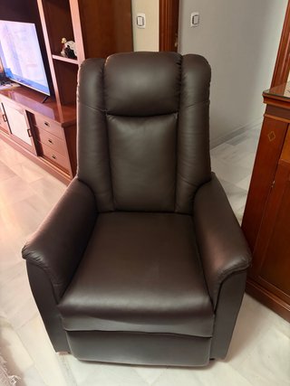 Sillón reclinable de piel marrón