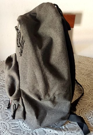 Mochila Eastpak gris y negra