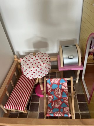 Casita de muñecas de madera con muebles
