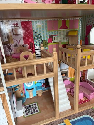 Casita de muñecas de madera con muebles