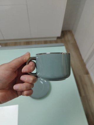 Taza y plato de cerámica gris