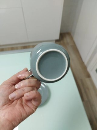 Taza y plato de cerámica gris